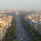 Champs Elysee in Paris / Frankreich: Auf diesem Grand Boulevard residieren die Shops der großen Luxus-Marken. Ob Parfum, Kleidun
