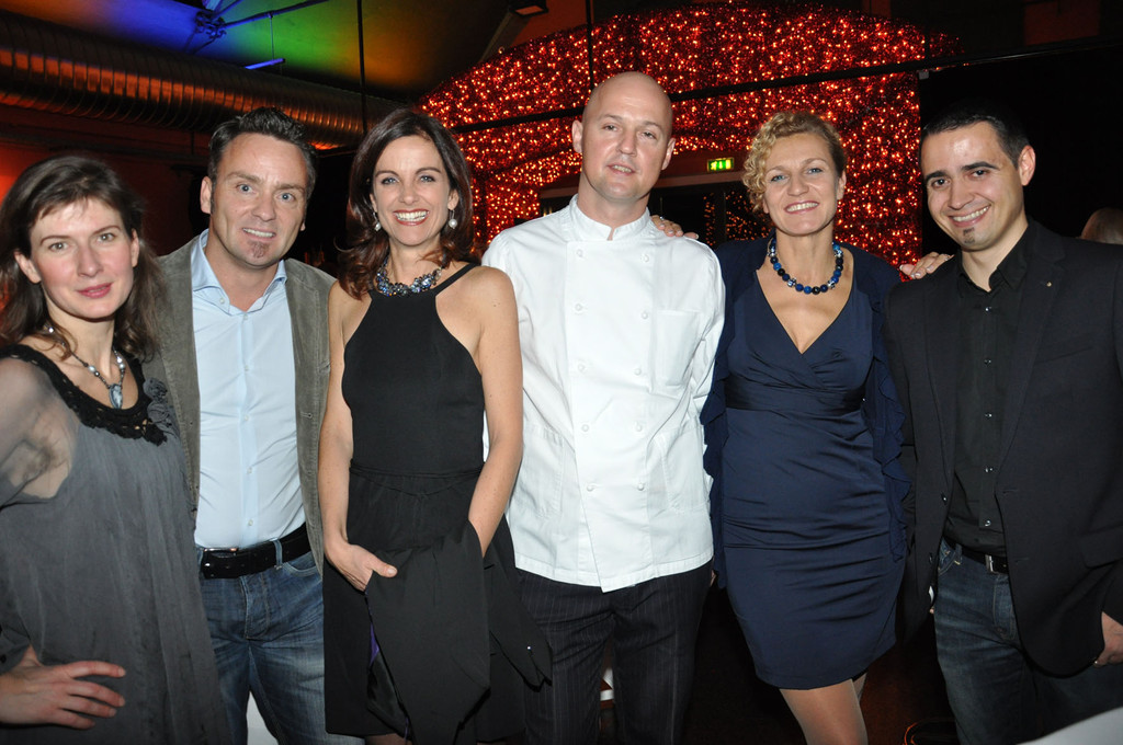 gruppenbildmitdamen_jpg-1323002957