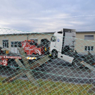 Lkw prallt in Zaun