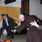 Pater Adrian und Landesrat Siegi Stemer beim Bowling-IMG_2008.JPG