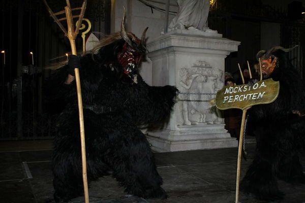 normal_05122011fmt_christkindlkrampus_ta_011.JPG