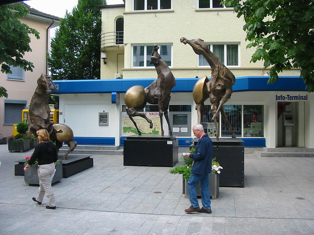 Skulpturen 03-07-04_JPG-1323688186