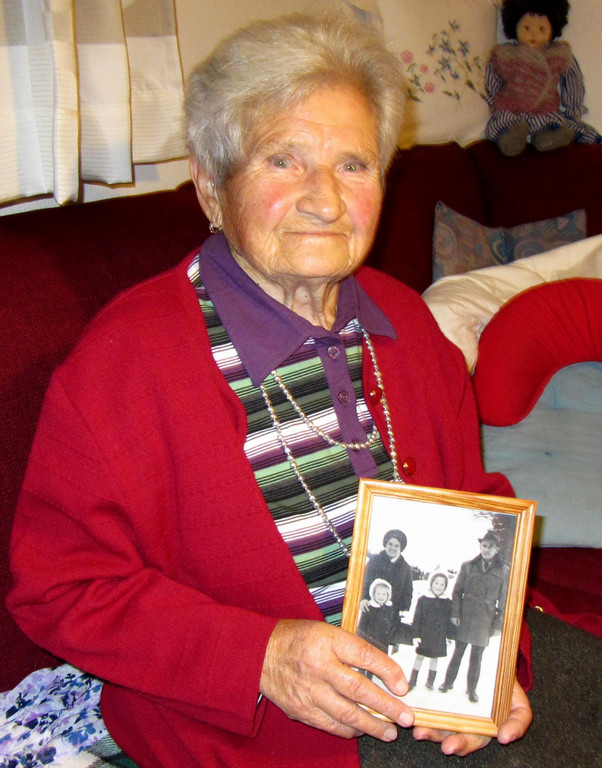 Irma mit Familienfoto_jpg-1324388109
