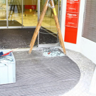 Bilder: Vandalen demolieren Bankgebäude