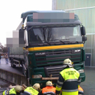 Mäder: Lkw mit Vorderrad hängengeblieben