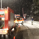 Pkw schleudert auf Gleise