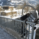 Fahrrad am Brückengeländer