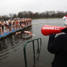 Wagemutige Schwimmer am Weihnachtstag