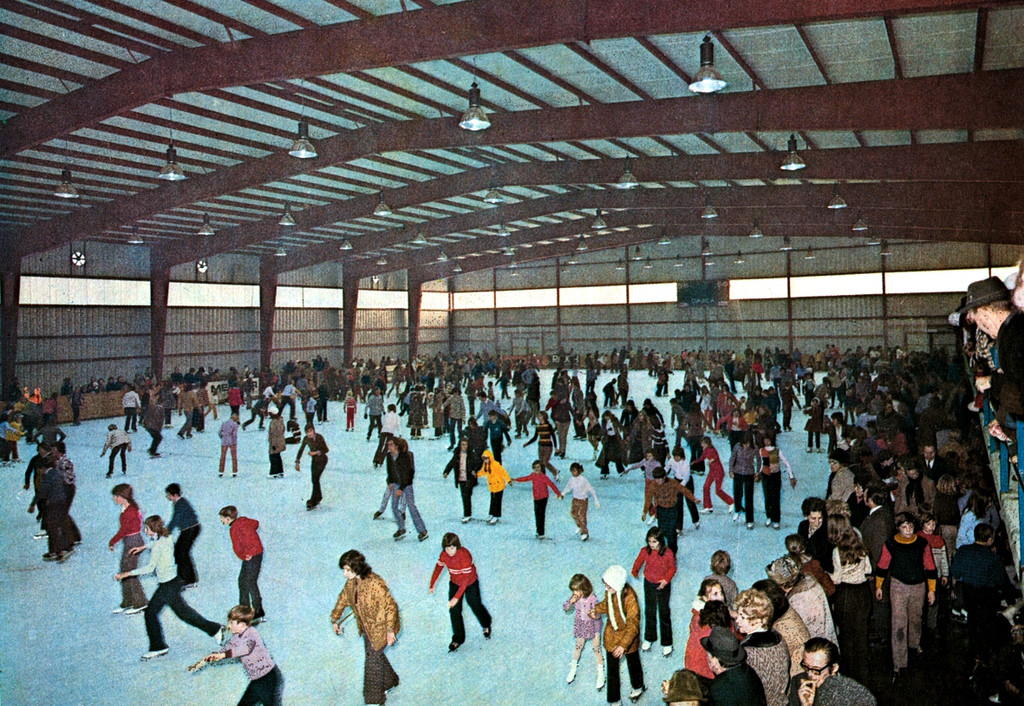 64 Eishalle mit L__ufern_jpg-1326043293