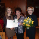 Christina K__ng _l__ und Gudrun Mauerhofer _r__ mit Jubilarin Maria Fessler _m__.jpg