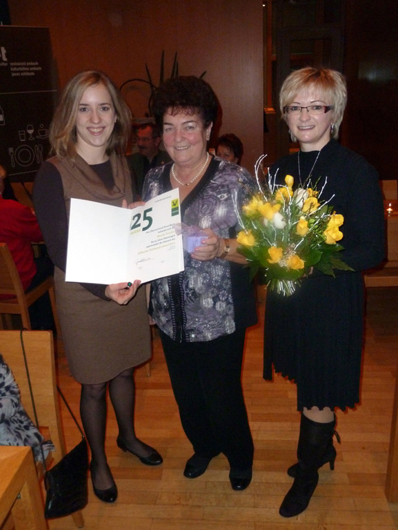 Christina K__ng _l__ und Gudrun Mauerhofer _r__ mit Jubilarin Maria Fessler _m__.jpg