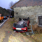 Glatteis-Unfall mit Fahrzeug-Überschlag im Bezirk Neunkirchen