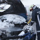 Arlbergstraße: Fahrzeugbrand mit Schnee gelöscht