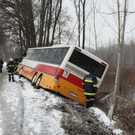 Postbus bei Tulln rutscht ab