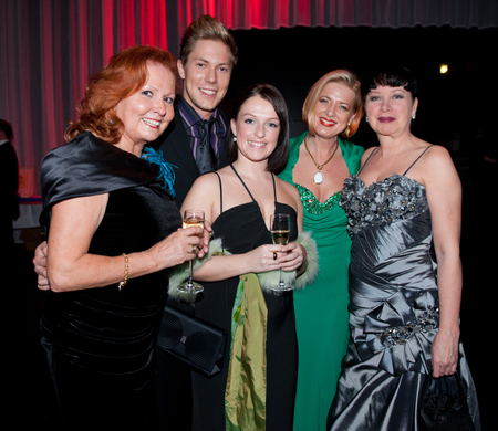 Ex-Prinzessin Beatrice Brugger mit dem zuk__nftigen Prinzen Maximilian Brugger_ Stefanie Hofer_ Anita Dressel-Malang und Ilo.jpg