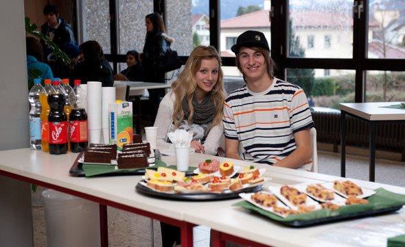 Corinna und Philipp am Buffet.jpg