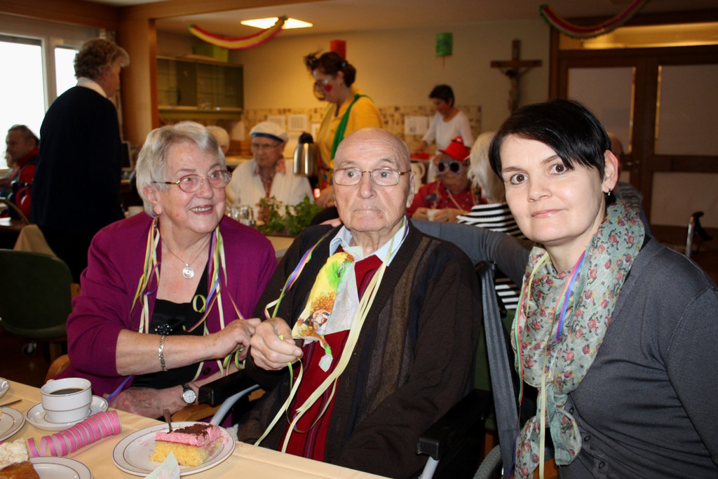 Jesuheim Fasching Kraenzle 2012 _3__jpg-1328117431