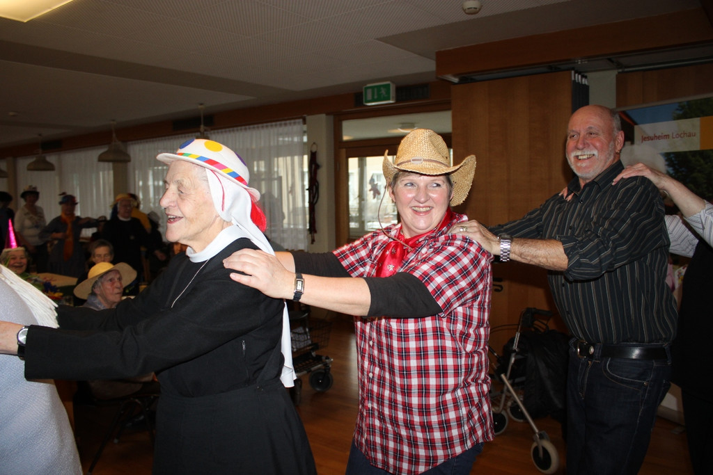 Jesuheim Fasching Kraenzle 2012 _14__jpg-1328117487