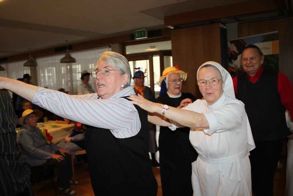 Jesuheim Fasching Kraenzle 2012 _15__jpg-1328117491