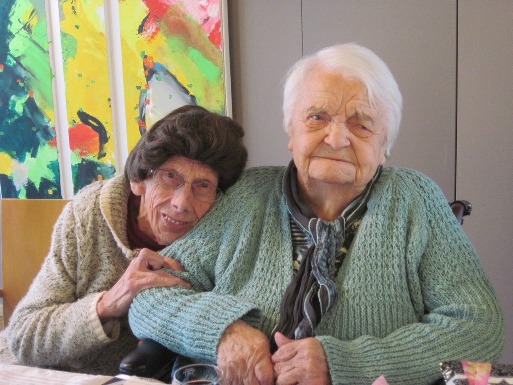 Lini mit Freundin Hilda_JPG-1328399025