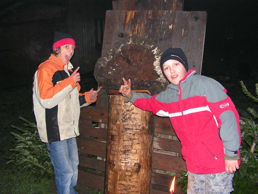 Simon_Ramon beim Messerwerfen.jpg