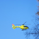 Verletztenübergabe auf dem Hubschrauber Landeplatz 