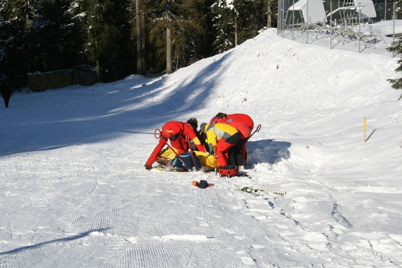 normal_040120101210uhrskiunfallgoetenrlaktivnews_20_11_.jpg