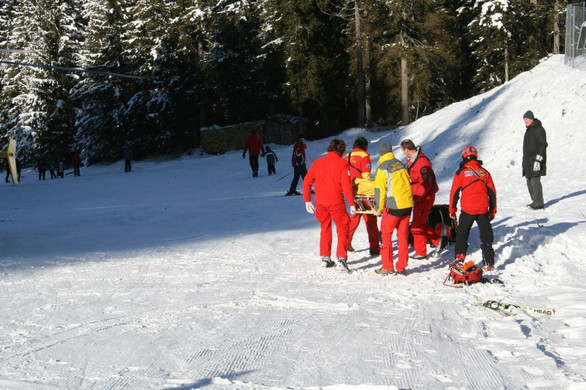 normal_040120101210uhrskiunfallgoetenrlaktivnews_20_13_.jpg