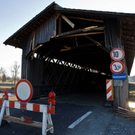 Senderbrücke gesperrt – von LKW stark beschädigt