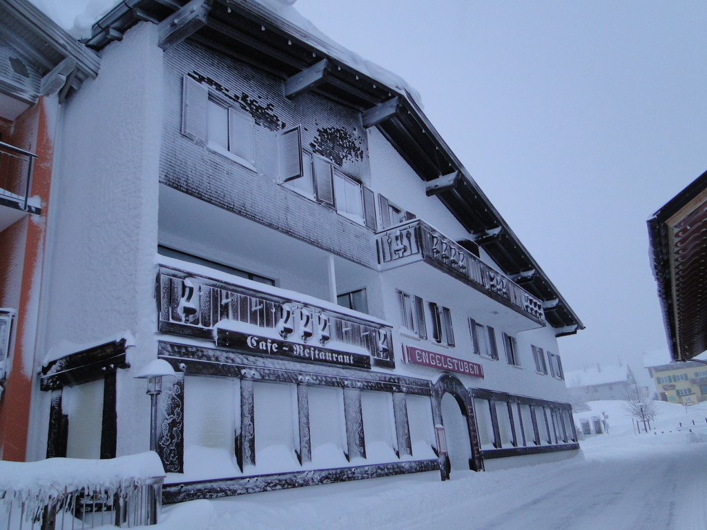 SchneeFassadenDorf-02.JPG