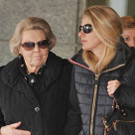 Königin Beatrix und Friso-Ehefrau Mabel verlassen die Innsbrucker Klinik