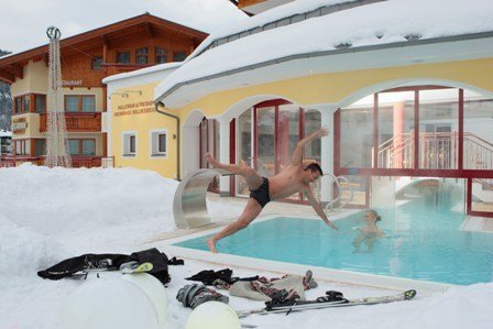 Urslauerhof_von_der_Piste_ins_Pool.jpg