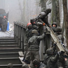Soldaten bauen Brücke
