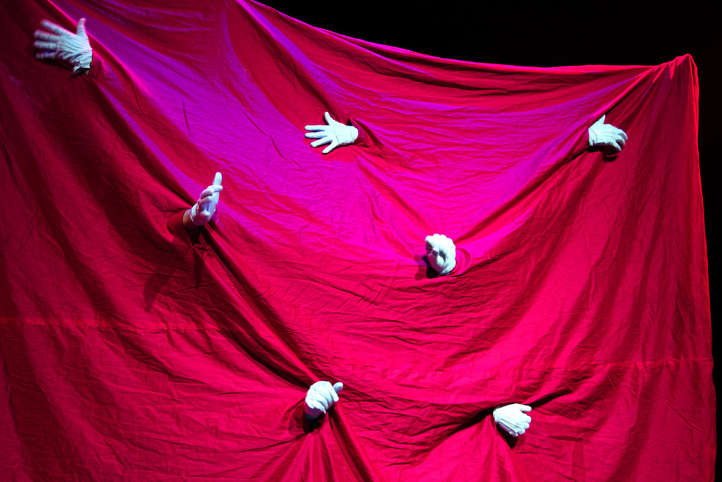 3KO_ wei__e Handschuhe_ rotes Tuch.jpg