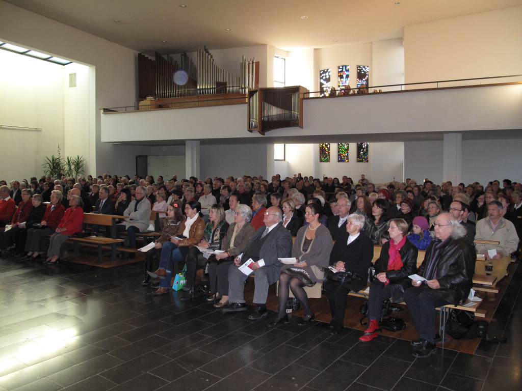 Trotz Kaiserwetter war die Kirche voll_JPG-1331020587