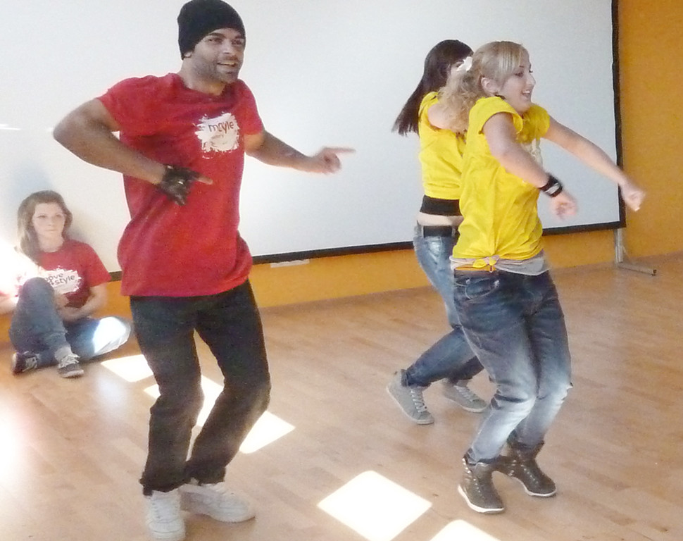 Move2f_jpg-1332100385