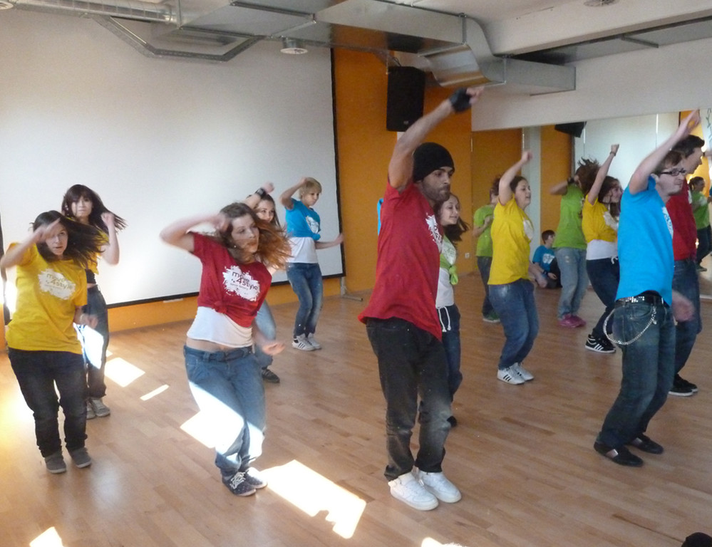 Move2h_jpg-1332100403