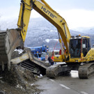 Betonmauer auf Lkw gestürzt