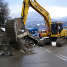 Betonmauer trifft Lkw in Tirol
