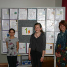 Eliette_ Angela mit Lehrerin Karin Jutz_ Klasse 1a.JPG
