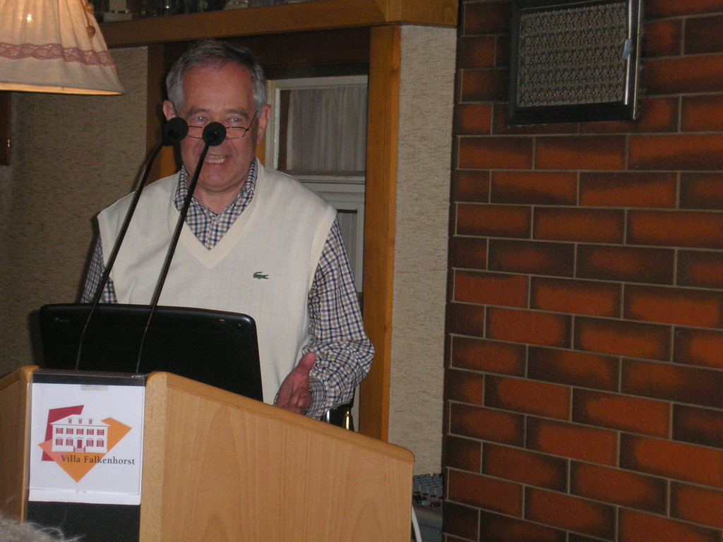 Helmut Gerster am Redepult_JPG-1333301191