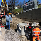 Im Zug der Asphaltierung wird der Schmutzwasserkanal erneuert