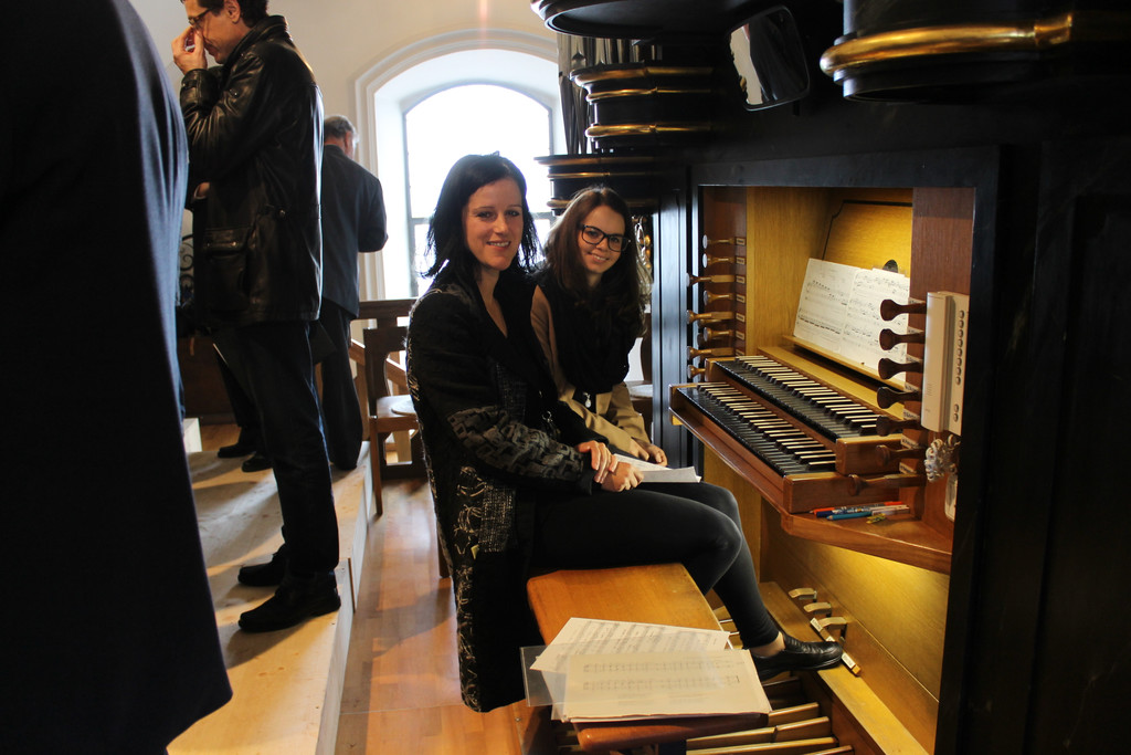 Organistin Renate Gritzner mit Lisa Erhart_JPG-1333905294