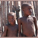 Himbakinder am zaun_jpg-1334389929