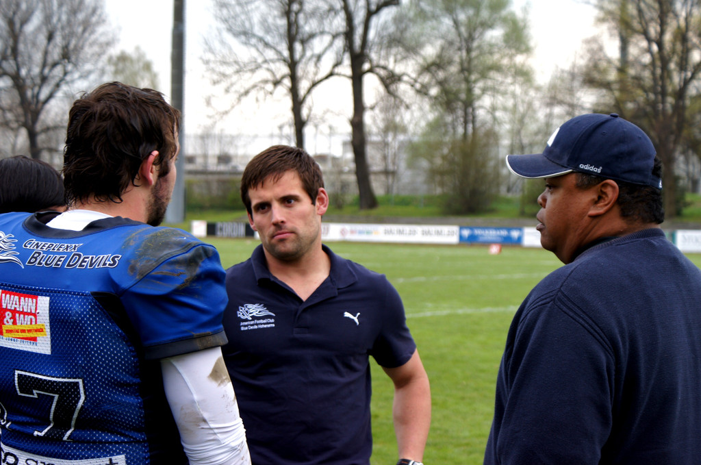 Headcoach Luis _r___ Offence Coordinator AJ im Gespr__ch_JPG-1334495081