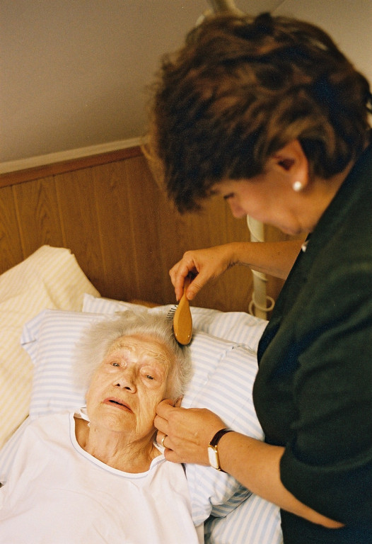 Begleiterin mit Frau im Bett.jpg