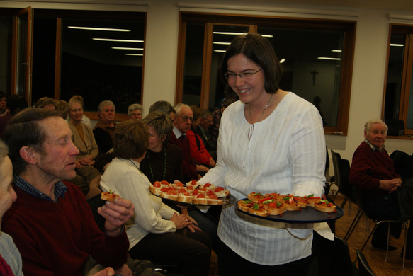 Iris Eberle serviert Brotaufstriche 14_01_2010.JPG
