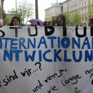Leserreporter: Demonstration vor dem Neuen Institusgebäude