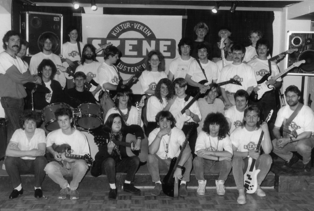 1990 Gruppenbild mit Sch__lern und Lehrern aus den Anfangstagen.jpg