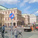 Leserreporter: Shoe Tossing bei der Oper in Wien